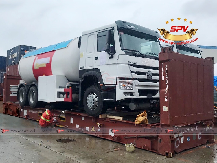 20,000 Litres LPG Dispensing Truck SINOTRUK - Loading into FR